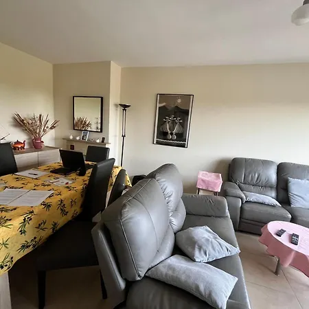 Cozy 2-bedroom Within Walking Distance Of The T62 *