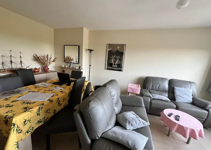 Cozy 2-bedroom Within Walking Distance Of The T62 *